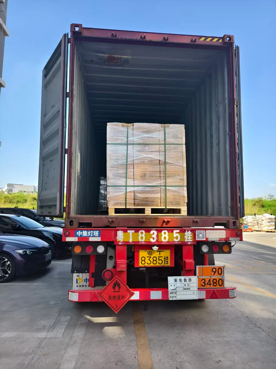 Pallet loading at the container opening.