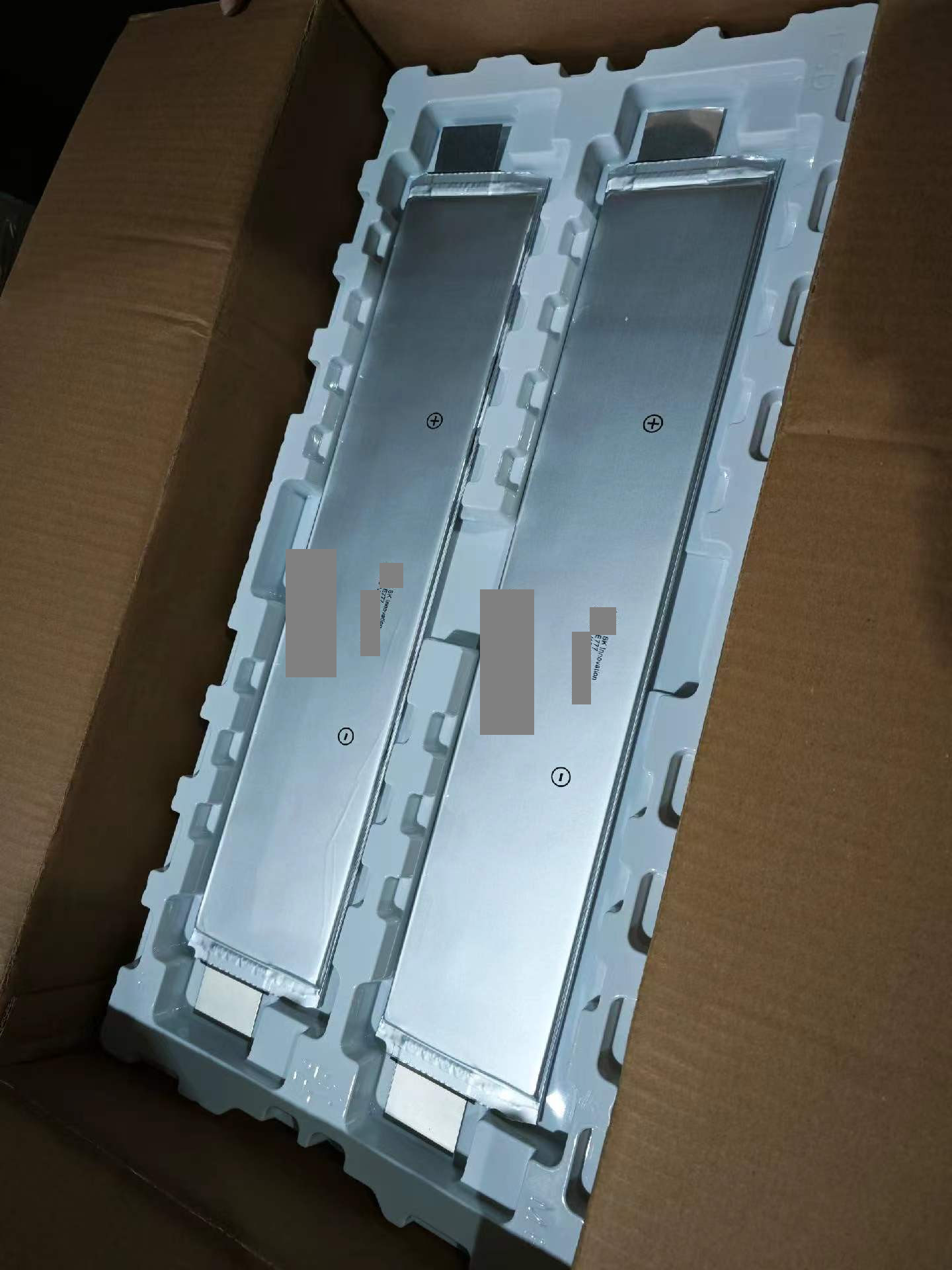 SK 77.7Ah customer-supplied product photograph; tracking marks masked.